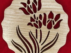 Dessous De Plat en bois avec au centre un bouquet de fleur